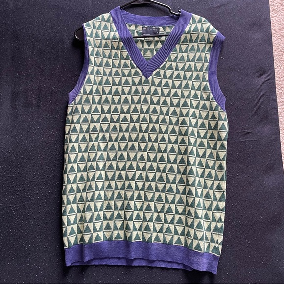 Men’s Knit Tank Sweater Vest in Green geo pattern - Picture 2 of 5